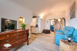 a living room with a blue couch and a dresser at Pieds Dans L'eau - Bogliasco in Bogliasco
