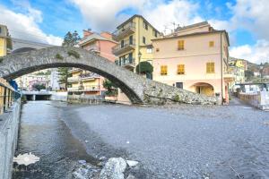 an old stone bridge over a river in a city at Pieds Dans L'eau - Bogliasco in Bogliasco