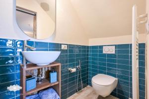 a bathroom with a toilet and a sink at Pieds Dans L'eau - Bogliasco in Bogliasco