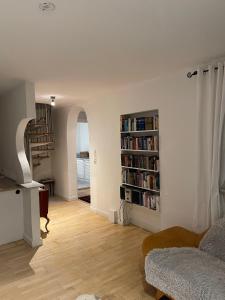 a living room with a book shelf filled with books at Oberneulander Gästehaus in Bremen