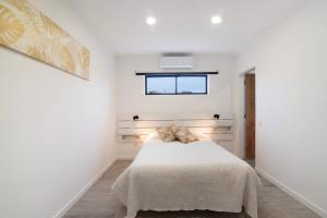a bedroom with a bed in a white room at Apartamento nº2 - Seashel in Moncarapacho