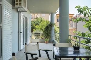 a patio with a table and chairs on a balcony at Elia home kanali in Kanali
