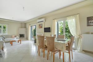 a living room with a table and chairs at Elia home kanali in Kanali