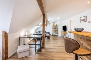 a kitchen and living room with a table and chairs at Eichendorff Loft in Nordhausen