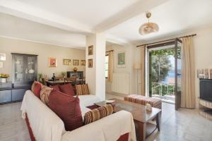 a living room with a couch and a table at Nikiana hideaway in Nikiana