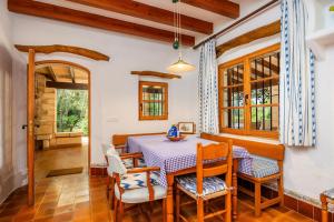 a dining room with a table and chairs at Can Seguinot D'alt in Pollença