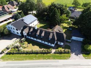 an aerial view of a house with a roof at nord-ostseeglück in Ladelund