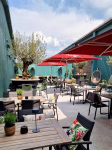 a group of tables and chairs on a patio at ARGENTA Living 131 in Künzell