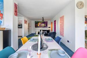a dining room with a table and chairs at Das Atelier in Ihlow