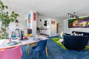 a living room with a table and chairs at Das Atelier in Ihlow