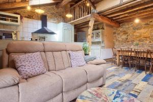 a living room with a couch and a table at Miradoiro do Courel - Millares in Campelo
