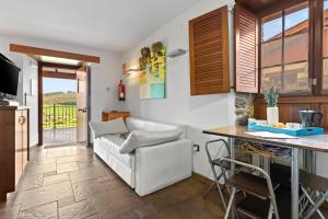 a living room with a couch and a table at R de Alborada del eo in Villameitide