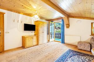 a living room with a tv and a couch at Ferienwohnung Jägermeister in Sankt Martin bei Lofer