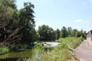 a river with a bridge in the background at Ferienwohnung Am Wehr in Georgensgmünd