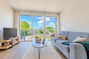 a living room with a couch and a table at Les Terrasses de la Palud in Landéda