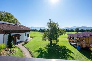 an aerial view of a house with a yard at Wohnung Untersbergblick in Freilassing