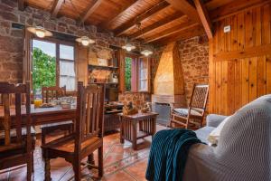 a living room with a table and a kitchen at Lolo in Villaviciosa
