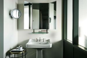a bathroom with a sink and a mirror at The Robey, Chicago, a Member of Design Hotels in Chicago
