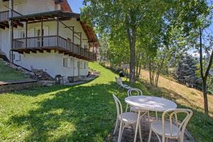 a table and chairs in front of a building at Appartamenti Petite Cerise in Pila