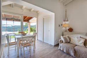 a living room with a table and a couch at Risveglio con alba in San Teodoro