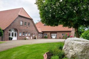 a large brick house with a large yard at Ferienwohnung-Reil in Wardenburg