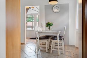 a dining room with a table and chairs at Ferienwohnung-Reil in Wardenburg