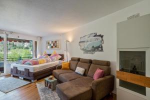 a living room with a couch and a living room with a bus picture at Zentrale Ferienwohnung mit Balkon in Bad Liebenzell