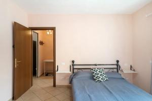 a bedroom with a bed with a blue bedspread at Il Frutteto 49 in Ortovero