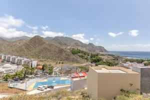 arial view of a city with mountains and the ocean at Momento florida in San Andrés