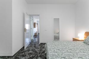 a bedroom with a bed and a hallway at Momento florida in San Andrés