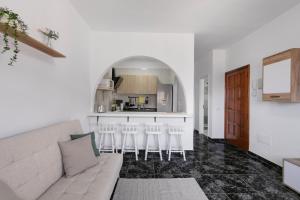 a living room with a couch and a kitchen at Momento florida in San Andrés