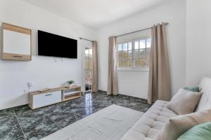 a living room with a couch and a flat screen tv at Momento florida in San Andrés