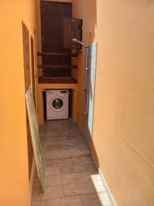 a small hallway with a washing machine in a room at Casina Torre in Torre Dei Corsari