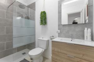 a bathroom with a toilet and a sink at Momento florida in San Andrés +17 photos