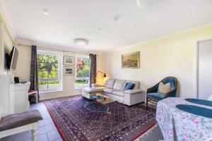 a living room with a couch and a bed at Ferienhaus Erlengrund B in Schafstedt