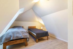 two beds in a room with a attic at Ferienhaus Erlengrund B in Schafstedt