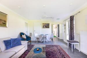 a living room with a couch and a table at Ferienhaus Erlengrund B in Schafstedt