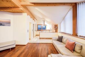 a living room with a couch and a kitchen at Apartement Huck in Cornedo all'Isarco