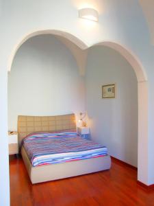 レヴェラーノにあるCasa Donna Ritaのアーチ型天井のドミトリールームのベッド1台分です。