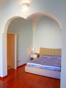 レヴェラーノにあるCasa Donna Ritaのベッドルーム1室(アーチ型ベッド1台付)