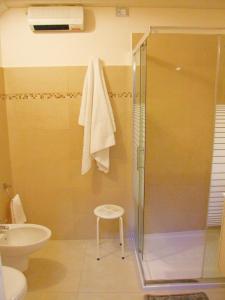レヴェラーノにあるCasa Donna Ritaのバスルーム(シャワー、スツール、シンク付)