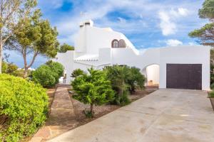 a white house with a driveway at Cavall Menor in Cala Morell
