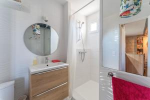 a white bathroom with a sink and a mirror at En plein centre d'Avignon in Avignon