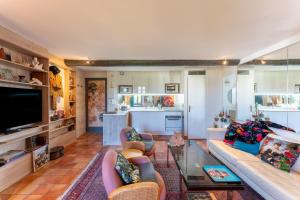 a living room with two couches and a tv at En plein centre d'Avignon in Avignon
