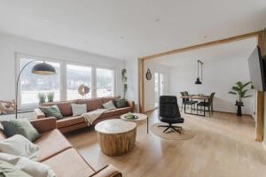 a living room with a couch and a table at Ferienwohnung Waldzauber Lennestadt in Lennestadt