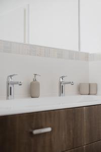 a bathroom with two sinks and a mirror at Ferienwohnung Waldzauber Lennestadt in Lennestadt