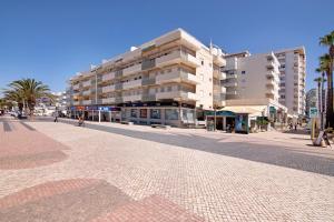 an empty street in a city with a building at Moderno e acolhedor com vista mar in Quarteira