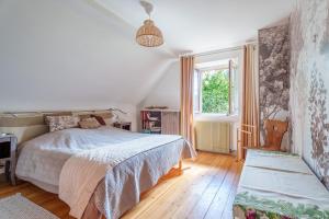 a bedroom with a bed and a window at La Colline aux Oiseaux in Tieffenbach