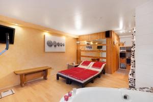a room with a bed and a tv in it at Ferienwohnung Lemke in Donaueschingen