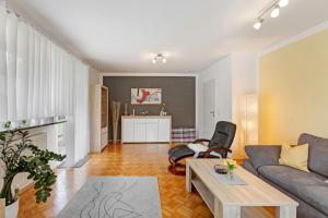 a living room with a couch and a table at Ferienwohnung Lemke in Donaueschingen